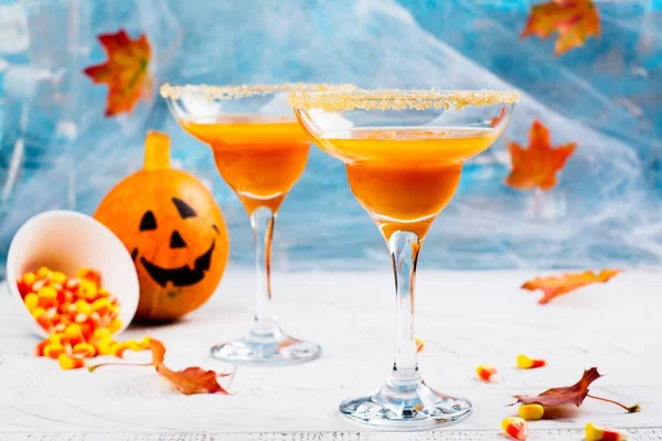 Martini-Cocktails mit Halloween-Dekor — Stockfoto