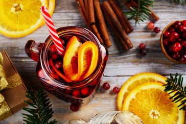 Kızılcık ve turuncu mulled şarap