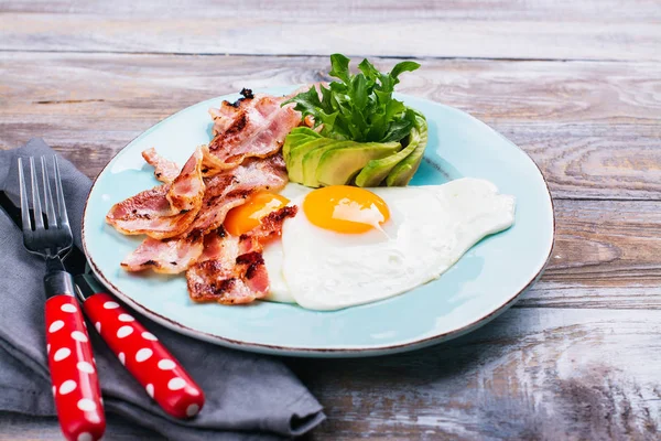 Desayuno continental con huevos fritos —  Fotos de Stock