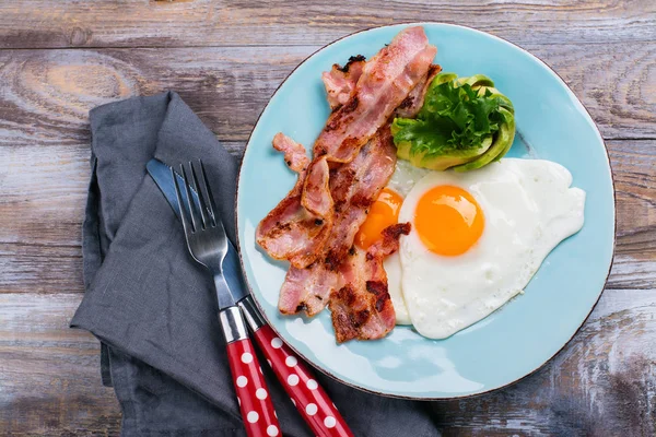 Desayuno continental con huevos fritos — Foto de Stock