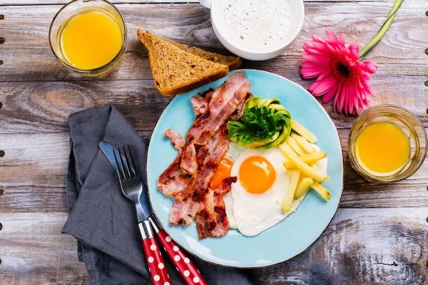 Desayuno continental con huevos fritos — Foto de Stock