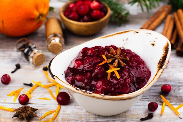 Molho de cranberry na mesa de madeira . — Fotografia de Stock