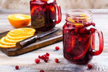 Kızılcık ve turuncu yaz sangria kızılcık ve portakal ile