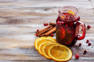 Kızılcık ve turuncu yaz sangria kızılcık ve portakal ile