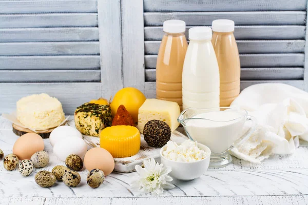 Asortyment produktów gospodarstwa mlecznego na drewnianym stole — Zdjęcie stockowe