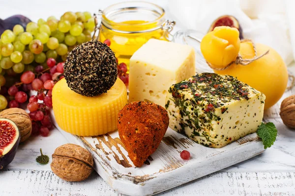 Surtido de queso de granja con snacks complementarios — Foto de Stock