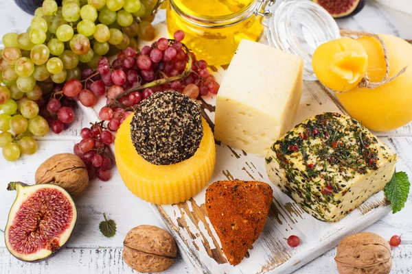 Surtido de queso de granja con snacks complementarios — Foto de Stock