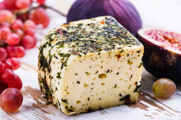 Ladrillo de queso leche de vaca con hierbas y especias — Foto de Stock