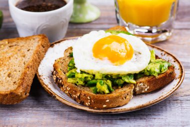 Bütün tahıl ekmeği ile avokado yumurtalı sandviç