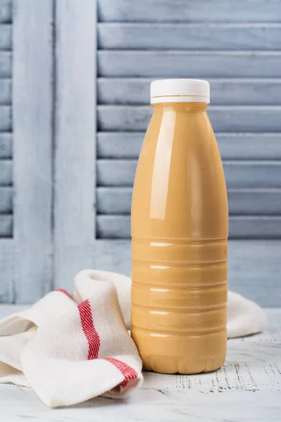 Ψημένο γάλα σε ένα πλαστικό μπουκάλι. Δημοφιλές στη Ρωσία γαλακτοκομικών ποτών — Φωτογραφία Αρχείου