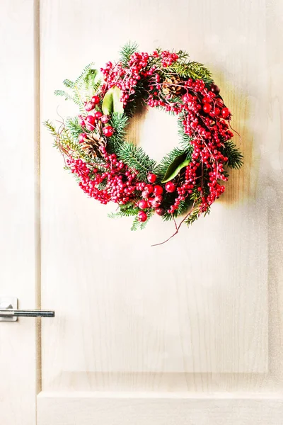 Coroa de Natal na porta de madeira — Fotografia de Stock