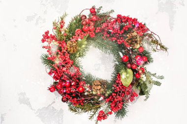 Tahta kapıda Noel çelengi