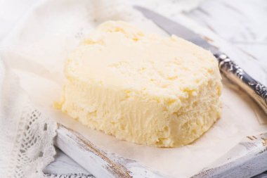 Ghee veya ahşap tahta çubuğa eritilmiş tereyağı