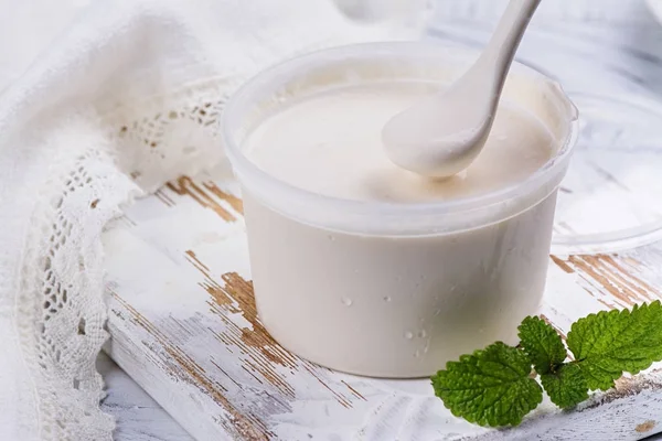 Crema agria casera fresca sobre mesa de madera blanca — Foto de Stock