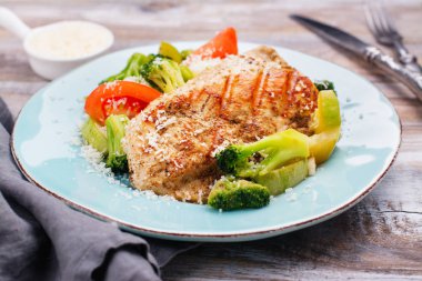 Mavi plaka üzerinde sebzeli ızgara hindi fileto