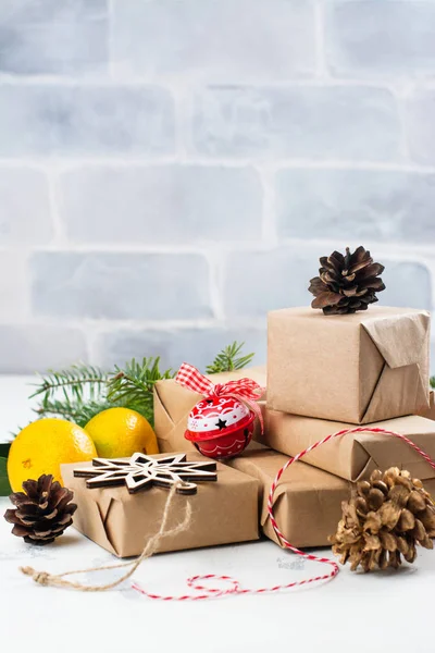 Pile de coffrets cadeaux de Noël avec décor — Photo