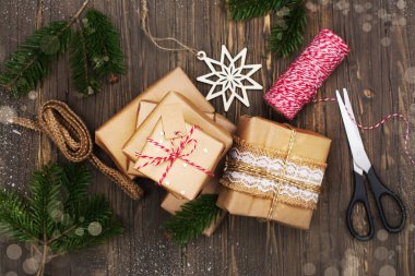 Noel hediye kutuları dekor ile yığını