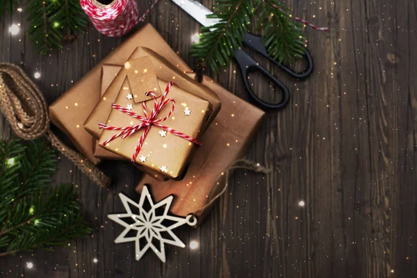 Pile de coffrets cadeaux de Noël avec décor — Photo