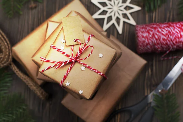 Pile de coffrets cadeaux de Noël avec décor — Photo