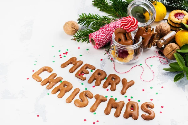 Biscoitos de Natal no fundo decorado festivo — Fotografia de Stock