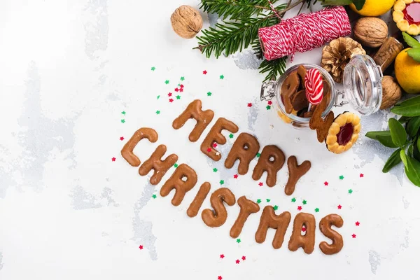 Biscoitos de Natal no fundo decorado festivo — Fotografia de Stock