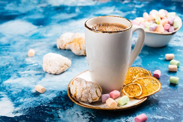 Warme chocolademelk met marshmallows en cookies op Kerstmis achtergrond — Stockfoto