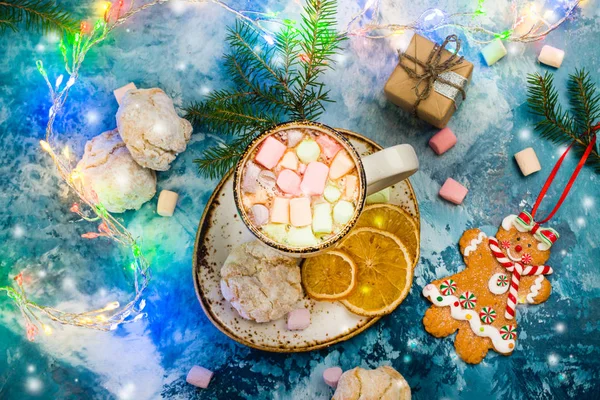 Chocolate quente com marshmallows e biscoitos no fundo de Natal — Fotografia de Stock