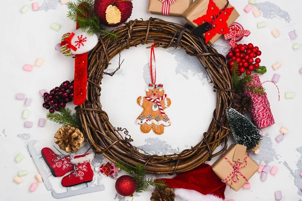 Fundo de Natal com decorações festivas, grinalda e xmas brinquedos de cores vermelhas — Fotografia de Stock