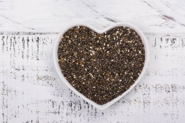 Sağlıklı chia tohum bir kalp şeklinde kase