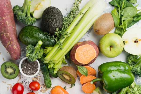 Grön frukt och grönsaker på vit bakgrund — Stockfoto