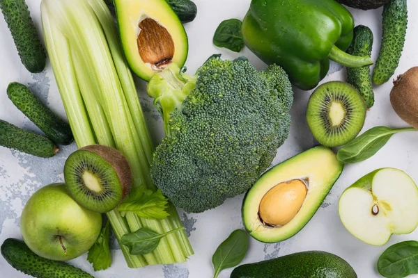Zöld gyümölcsök és zöldségek fehér alapon — Stock Fotó