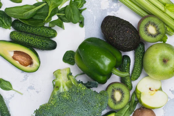 Зеленые фрукты и овощи на белом фоне — стоковое фото