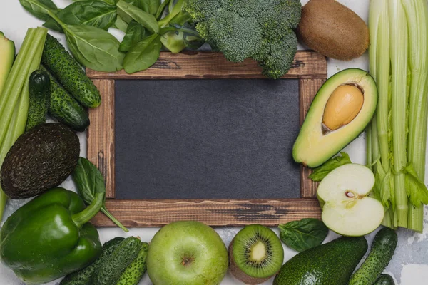 Зеленые фрукты и овощи на белом фоне — стоковое фото