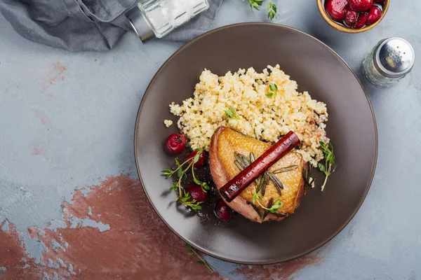 Geroosterde eendenborst met couscous garnituur en kersen saus — Stockfoto