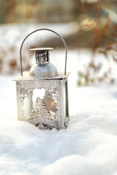 Linterna de Navidad brillante se instaló en la nieve. Fondo al aire libre Navidad — Foto de Stock