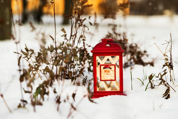 Linterna de Navidad brillante se instaló en la nieve. Fondo al aire libre Navidad — Foto de Stock