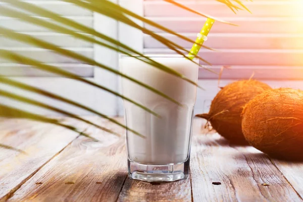 Не молочное веганское кокосовое молоко в высоком стакане — стоковое фото