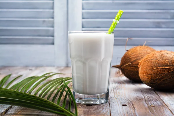Не молочное веганское кокосовое молоко в высоком стакане — стоковое фото