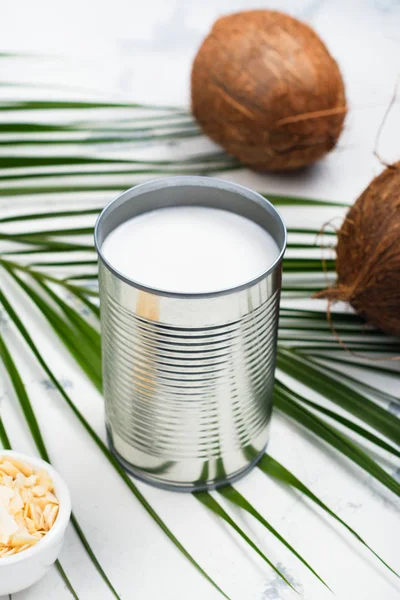Відкрита бляшана банка з кокосовим молочним напоєм — стокове фото