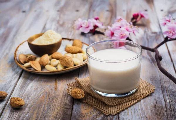 Μη γαλακτοκομικά vegan αμυγδάλου γάλακτος σε ένα ψηλό ποτήρι — Φωτογραφία Αρχείου