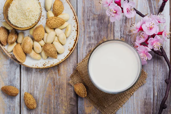 Latte di mandorle vegan non caseario in un bicchiere alto — Foto Stock