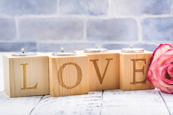 Romantikus fából készült gyertyatartók égő tea kezeli. Valentin-nap-üdvözlőlap — Stock Fotó