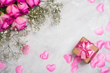 Güzel güller gri taş zemin üzerine. Sevgililer günü ya da anneler günü tebrik kartı