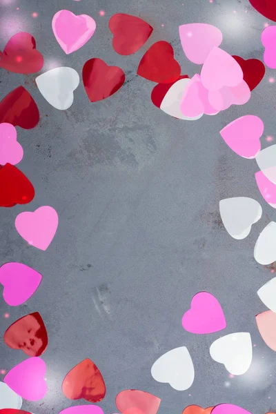 Dekoratif kalpleri ve gri taş zemin üzerine pembe güller — Stok fotoğraf