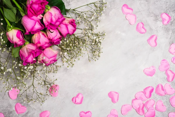 Lindas rosas em fundo de pedra cinza. Dia dos Namorados ou dia das mães cartão de saudação — Fotografia de Stock