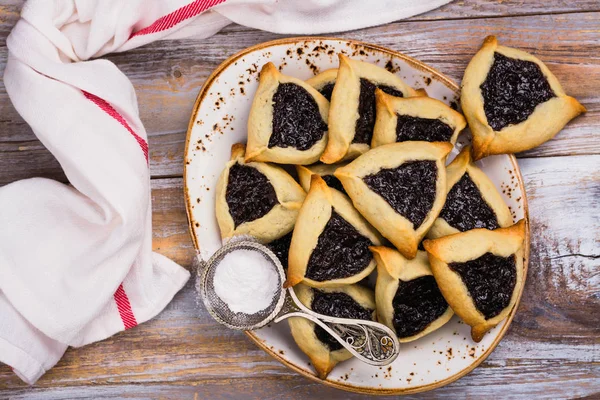 伝統的なユダヤ人 Hamantaschen クッキーとベリーのジャム。プリム祭のお祝いコンセプト — ストック写真