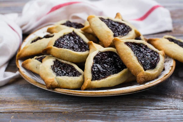 Traditionele Joodse Hamantaschen cookies met bessen jam. Purim viering concept — Stockfoto