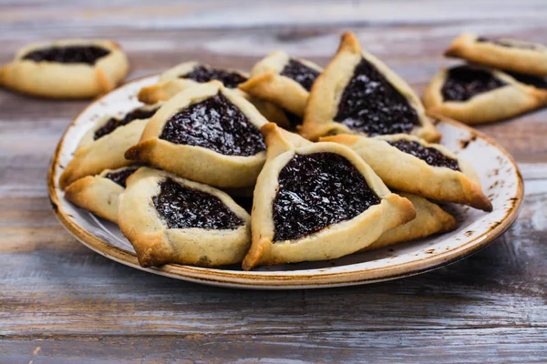 Традиційні Hamantaschen єврейських печиво з Варення ягідне. Концепція свято Пурім — стокове фото