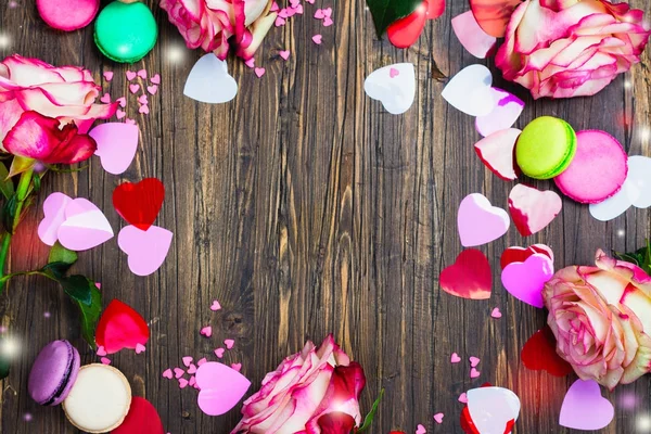 Valentinky den pozadí s růží, makronky a dekorativní srdce — Stock fotografie