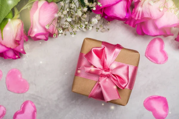 Güzel gül ahşap arka plan üzerinde. Sevgililer günü ya da anneler günü tebrik kartı